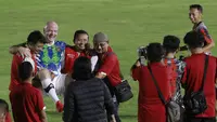 Presiden FIFA, digendong oleh tim medis PSSI di sela mengikuti Fun Football bersama PSSI di Stadion Madya, Gelora Bung Karno, Jakarta pada Selasa (18/10/2022) (Dok. PSSI)