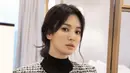 Meski indentik dengan makeup bernuasa coral, nyatanya Song Hye Kyo tetap memukau dengan lipstik nude dan riasan mata yang sedikit bold.