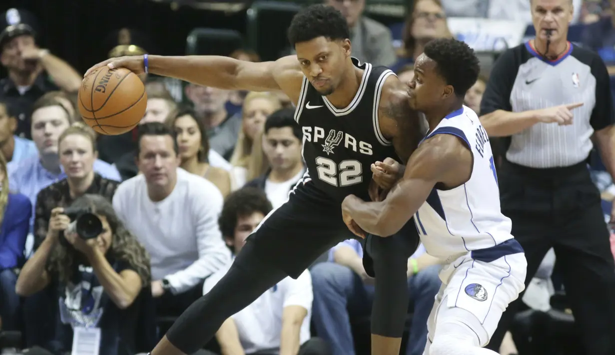 Pemain San Antonio Spurs, Rudy Gay (22) menggiring bola melewati adangan pemain Dallas Mavericks, Yogi Ferrell (11) pada laga NBA Basketball game di American Airlines Center, Dallas, (14/11/2017). Spurs menang 97-91. (AP/LM Otero)