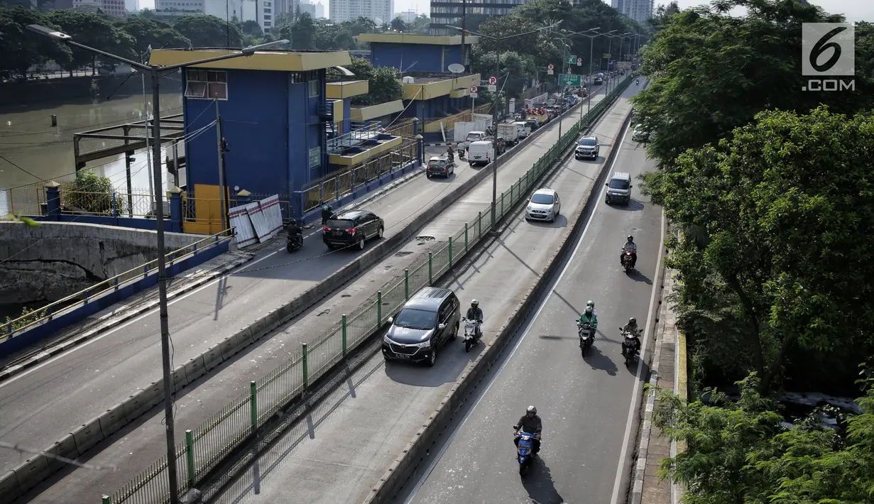 Sejumlah mobil pribadi dan sepeda motor melintas di jalur Transjakarta di Jalan Galunggung, Jakarta, Kamis (7/2). Pelanggaran lalu lintas tersebut disebabkan kurangnya disiplin dan kepatuhan hukum dari pengguna jalan. (Liputan6.com/Faizal Fanani)
