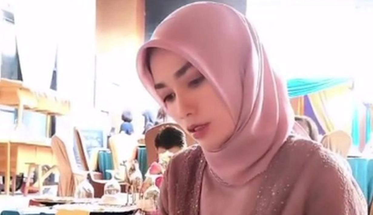 Selama acara berlangsung, Ussy Sulistiawaty ikut membacakan doa untuk ibu dan sang jabang bayi yang ada di dalam kandungan sahabatnya. Momen ini diabadikan oleh salah satu tim Ussy. Saking cantiknya penampilan Ussy dengan hijab, banyak orang yang dibuat kagum.(Liputan6.com/IG/@ussypratama)