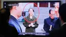 Adik Kim Jong-un, Kim Yo-Jong dalam sebuah tayangan berita di Stasiun Kereta Seoul, Korea Selatan pada 27 November 2014. Selain itu, Kim Jong-un juga melakukan perombakan puluhan pejabat tinggi partai. (AP/Ahn Young-joon)