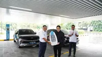 Menteri BUMN Erick Thohir mewajibkan seluruh eselon I dan eselon 2 Kementerian BUMN menggunakan mobil listrik. Tujuannya, tak lain sebagai upaya untuk menghemat bahan bakar minyak (BBM). (Dok Kementerian BUMN)