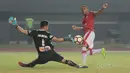 Aksi kiper Persipura, Yoo Jae-hoon (kiri)  melakukan adangan dari tembakan pemain Persija Jakarta, Luiz Junior pada lanjutan Liga 1 2017 di Stadion Patriot, Bekasi, Sabtu (08/7/2017). (Bola.com/Nicklas Hanoatubun)
