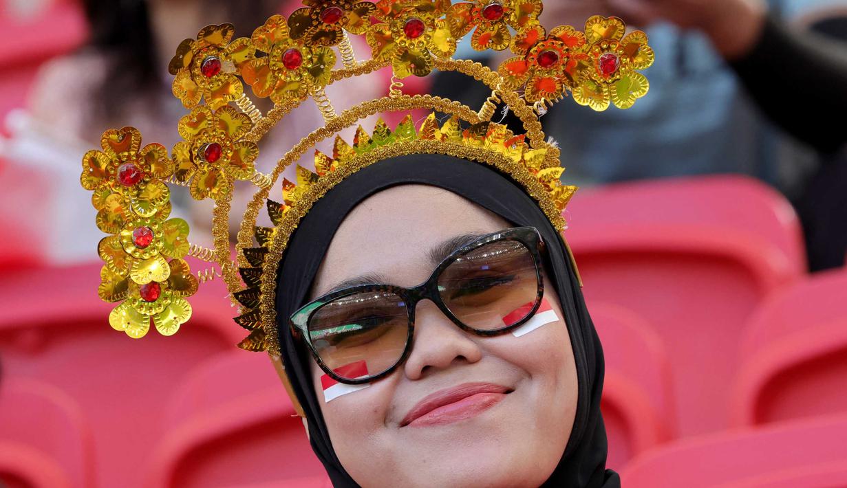 Suporter Indonesia sesaat sebelum menyaksikan pertandingan sepak bola Grup D Piala Asia Qatar 2023 antara tim Samurai Biru melawan Garuda di Stadion al-Thumama di Doha pada 24 Januari 2024. (Giuseppe CACACE/AFP)