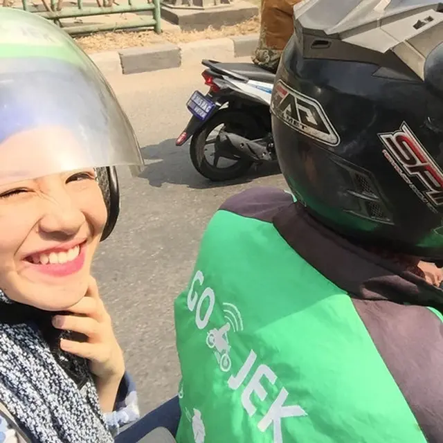 6 Potret Seleb Naik Ojek Online, Driver Bahagia Banget