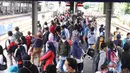 Penumpang menunggu kereta Commuterline di Stasiun Tanah Abang, Jakarta, Senin (11/1/2021). KAI Commuter Line masih memberlakukan aturan tambahan pada masa pandemi covid-19 ini. (Liputan6.com/Angga Yuniar)