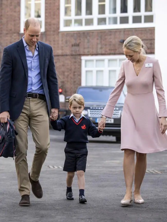 Momen saat Pangeran William mengantarkan Pangeran George ke sekolah. (AFP/Richard Pohle)
