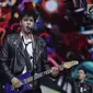 Aksi gitaris Band Anak Langit, Ammar Zoni saat tampil dalam acara SCTV Music Awards 2018 di Studio Emtek, Jakarta, Selasa (27/4). (Liputan6.com/Faizal Fanani)