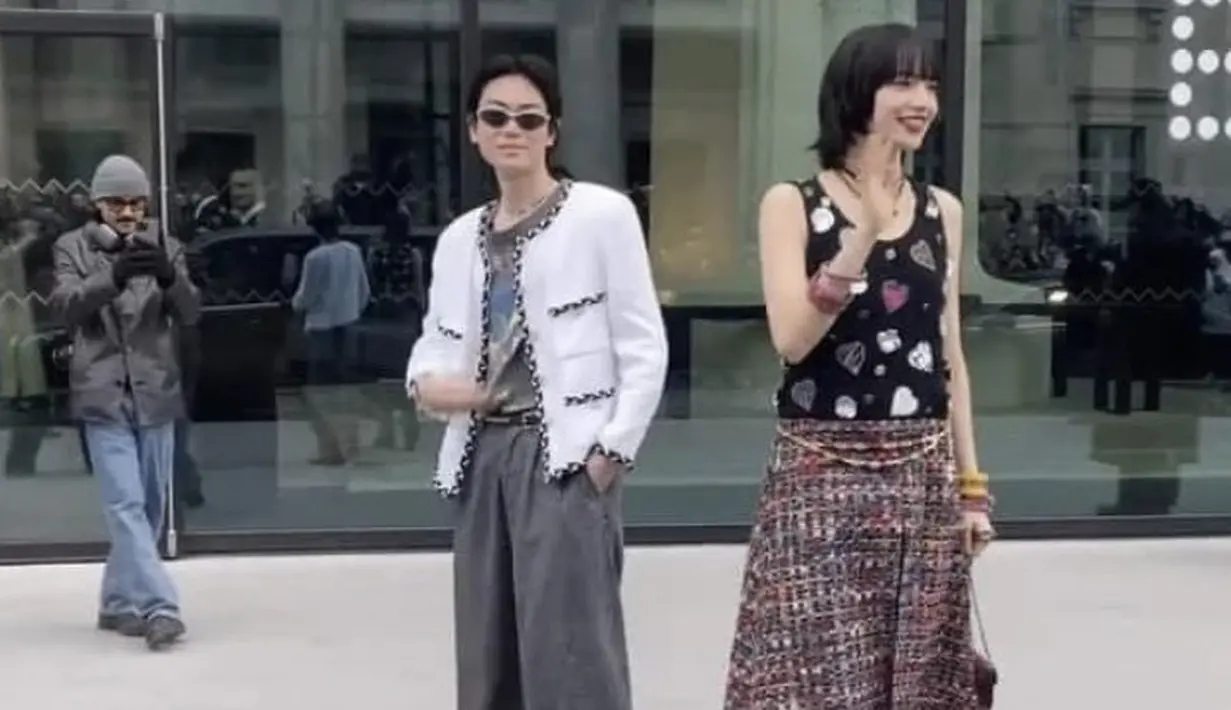 Tak sendiri, Nana yang mengenakan outfit atasan hitam dipadukan skirt dan celana denim tersebut ditemani sang suami, Masaki Muda yang sama-sama tampil keren. @nanakomatsu71