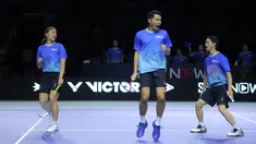 Fajar Alfian (tengah) bersama tim Lightning melakukan selebrasi setelah mencetak poin dalam laga pertama 3v3 Badminton XL 2025 melawan tim Rocktes di Istora Senayan, Jakarta, Sabtu (04/10/2025). (Bola.com/Bagaskara Lazuardi)