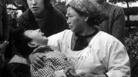 Seorang ibu memeluk korban "Penyakit Minamata" atau keracunan air raksa di Minamata, Jepang dalam arsip foto tahun 1973. Konvensi MInamata, perjanjian global untuk membatasi penambangan dan penggunaan merkuri mulai berlaku Rabu, 16 Agustus 2017 (AP)