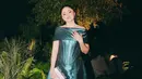 Marshanda tampil bak princess dalam gaun off-shoulder model a-line berwarna hijau botol. Detail shimmer pada material gaunnya memberikan kesan mewah dan anggun. [@marshanda99].