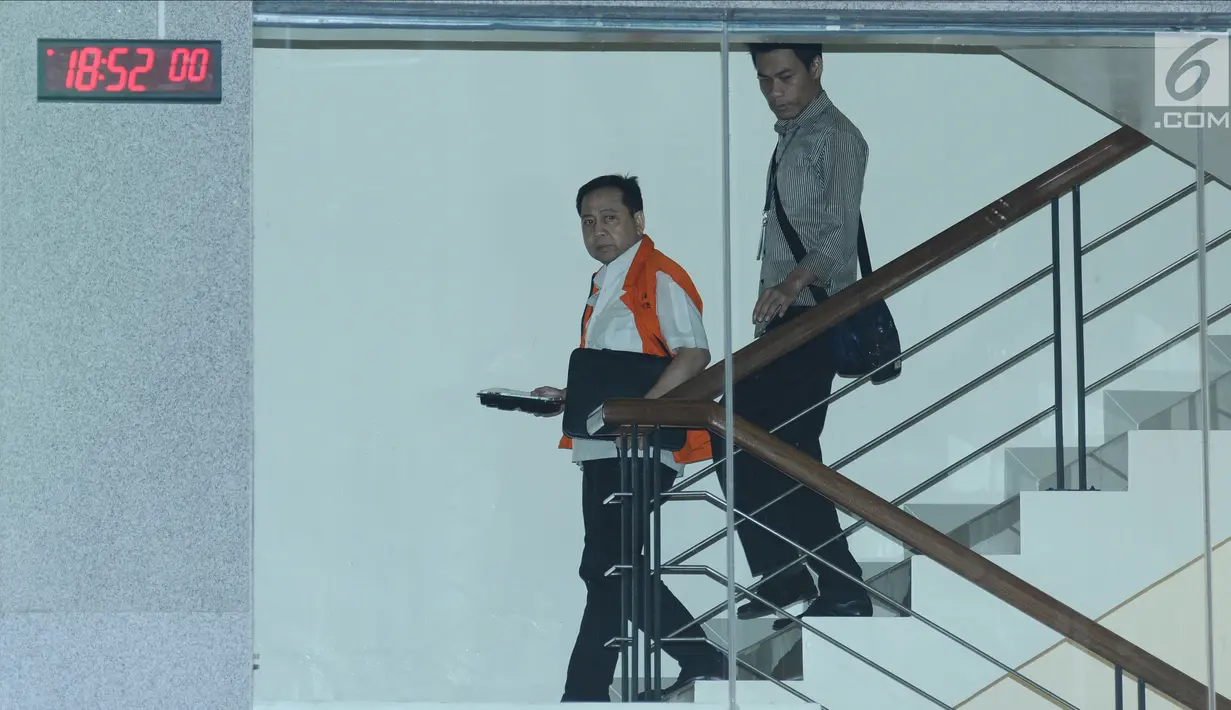 Terdakwa dugaan korupsi E-KTP, Setya Novanto (kiri) menuruni tangga gedung KPK usai menjalani pemeriksaan, Jakarta, Selasa (20/2). Ia diperiksa sebagai saksi tersangka Dirut PT Quadra Solution Anang Sugiana Sudihardjo. (Liputan6.com/Helmi Fithriansyah)