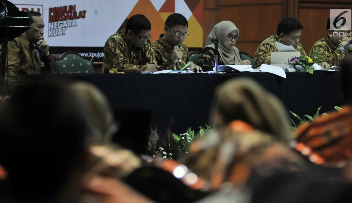 Komisioner KPU DKI Jakarta memimpin rapat pleno rekapitulasi dan penetapan hasil penghitungan perolehan suara Pemilu 2019 tingkat Provinsi DKI Jakarta di Hotel Bidakara, Kamis (9/5/2019). Proses rekapitulasi akan dilakukan hingga 12 Mei 2019. (merdeka.com/Iqbal S. Nugroho)