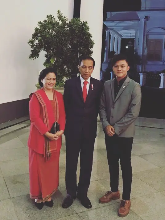 Rizky Febian tak menyi-nyiakan saat bertemu dengan Presiden Jokowi dan Ibu Iriana, anak dari Sule ini pun langsung minta berfoto bersama. (Foto: instagram.com/ferdinan_sule)