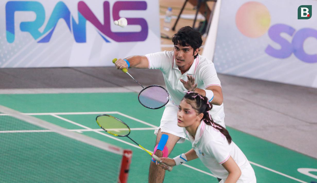 Pasangan selebritas Indonesia, Cinta Brian (atas) melakukan servis di samping Callista Arum saat laga bulu tangkis nomor ganda campuran Turnamen Olahraga Selebriti Indonesia (TOSI) di GOR UNJ, Rawamangun, Jakarta, Minggu (30/07/2023). Cinta/Callista berhasil menjadi juara setelah mengalahkan pasangan Vicky Nitinegoro dan Hesti Purwadinata dua set langsung (21-15, 21-15) pada babak final. (Bola.com/Bagaskara Lazuardi)