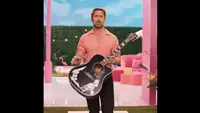 Ryan Gosling menawari Jimin hadiah gitar akustik. (dok. Screenshoot Twitter @barbiethemovie/Dinny Mutiah)
