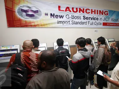 Sejumlah pengguna simulasi penggunaan sistem pembayaran baru "Gboss Kiosk" untuk transaksi impor di Jakarta, Jumat (30/12). (Liputan6.com/Faizal Fanani)