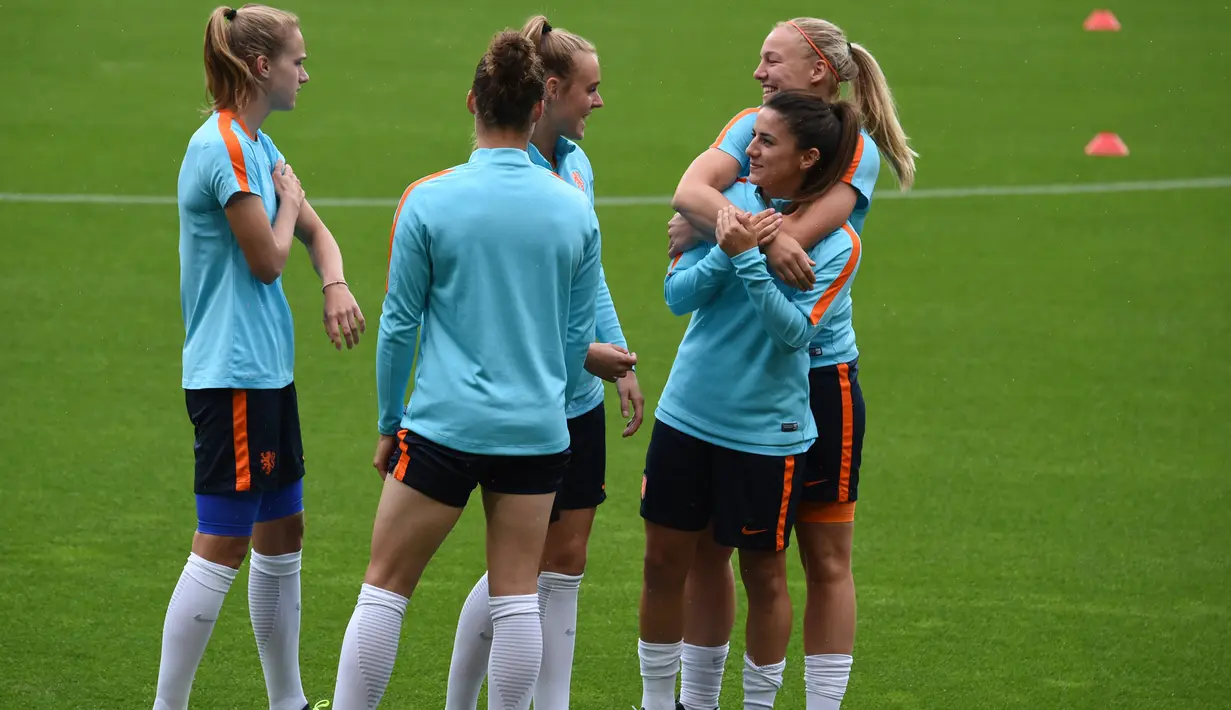 Danielle van der Donk (kedua kanan) berbincang saat sesi latihan jelang semifinal UEFA Women Euro 2012 melawan Inggris di Enschede (2/8). Pada 20 November 2015, Van de Donk bermain untuk klub Inggris Arsenal dari FA Super League. (AFP Photo/John Thys)
