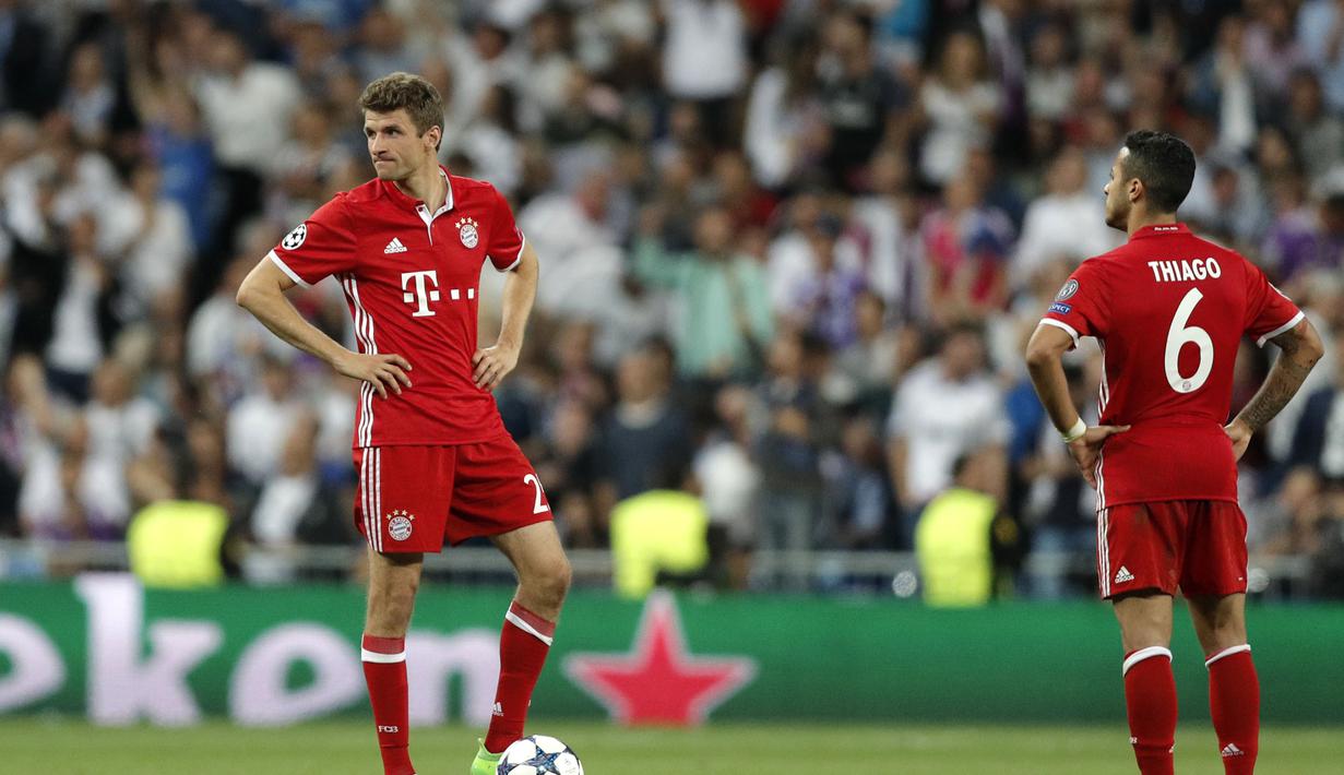 Ekspresi kecewa dari pemain Bayern Munchen, Thomas Mueller (kiri) dan Thiago Alcantara usai gawangnya kebobolan pada leg kedua perempatfinal Liga Champions di Santiago Bernabeu stadium, Madrid, (18/4/2017). Real Madrid menang 4-2. (AP/Francisco Seco)
