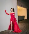 Prilly Latuconsina tampil begitu dramatis dalam foto ini. Dibalut gaun merah dengan bahu terbuka dan potongan tinggi pada bagian roknya, penampilan Prilly semakin megah dengan tambahan detail long gloves berwarna senada dan high heels netral. Foto: Instagram.