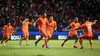 Selebrasi pemain Borneo FC, Muhammad Alfharezzi (tengah) setelah mencetak gol pertama timnya ke gawang Madura United pada laga leg kedua semifinal Championship Series BRI Liga 1 2023/2024 di Stadion Batakan, Balikpapan, Kalimantan Timur, Minggu (19/5/2024). (Bola.com/Bagaskara Lazuardi)