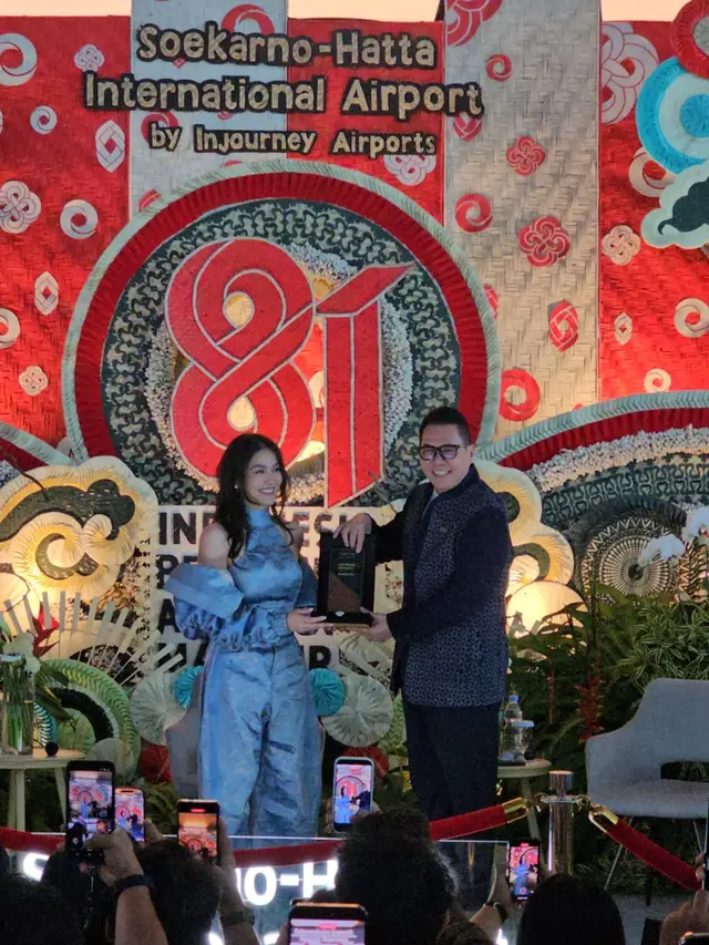 Agnez Mo menerima Apresiasi Indonesia Berkarya dari PT Angkasa Pura Indonesia (Persero) atau InJourney Airports di Terminal 3 Bandara Internasional Soekarno-Hatta, Sabtu (29/8/2026). (Liputan6.com/Pramita)