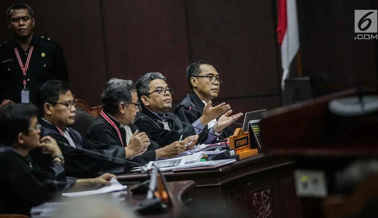 Tim hukum Prabowo-Sandiaga berdebat dengan Hakim Konstitusi I Dewa Gede Palguna di sidang sengketa Pilpres 2019, Jakarta, Kamis (20/6/2019). Perdebatan terjadi ketika Pakar IT Prof Marsudi Wahyu Kisworo, mengatakan Sistem Situng KPU dijamin aman dan tak bisa disusupi. (Liputan6.com/Faizal Fanani)
