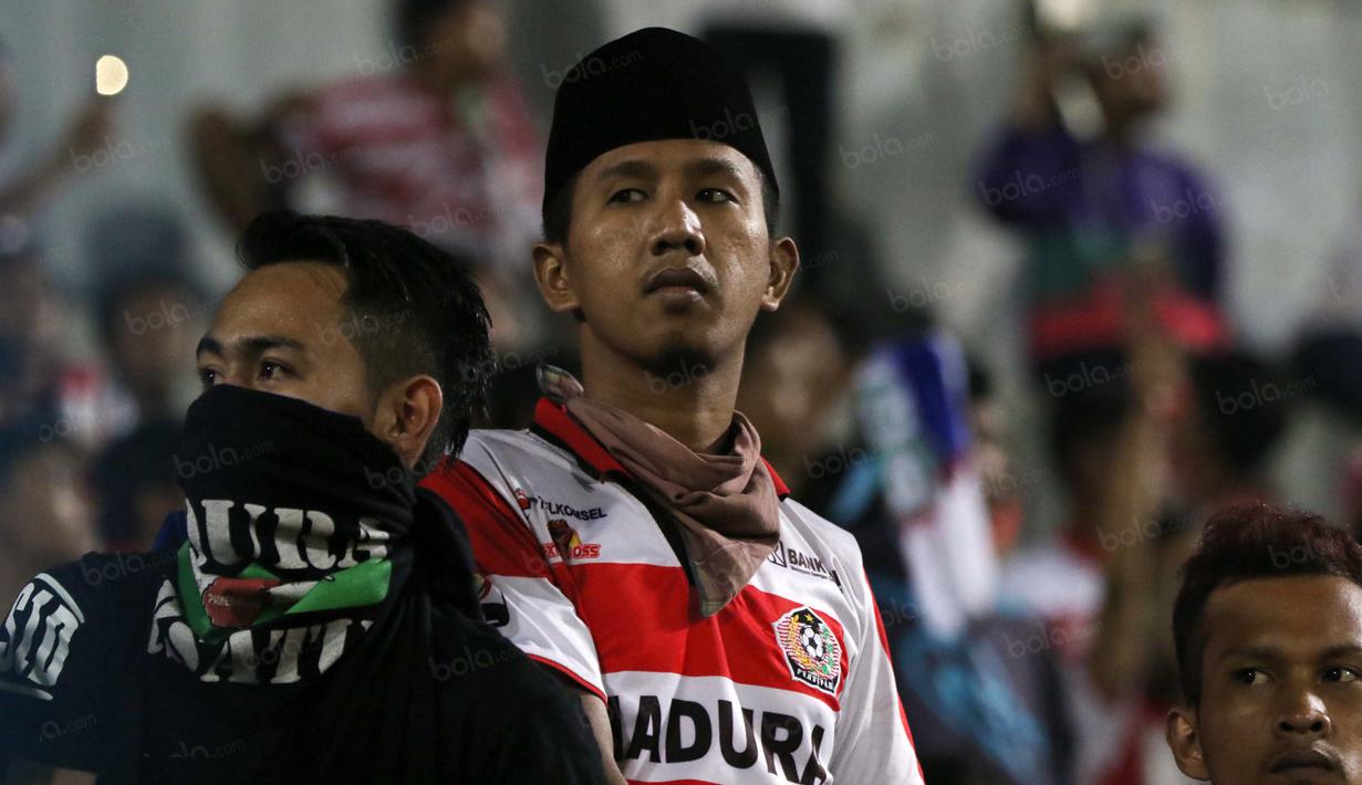 Wajah-wajah K-Conk Mania yang tengah serius menyaksikan timnya Madura United melawan Persiba Balikpapan pada Torabika SC 2016 di Stadion Gelora Bangkalan, Senin(13/6/2016).  (Bola.com/Nicklas Hanoatubun)