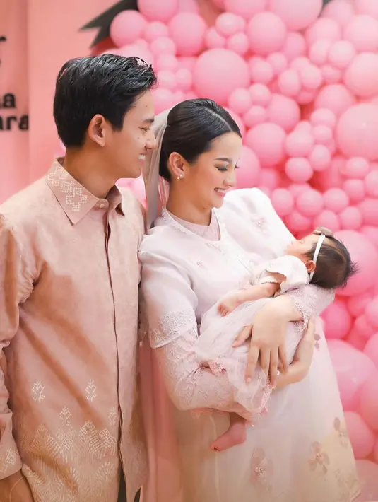 Berkonsep serba pink, penampilan Sabrina di momen tersebut tak luput dari perhatian.  [@sabrinaanggraini]