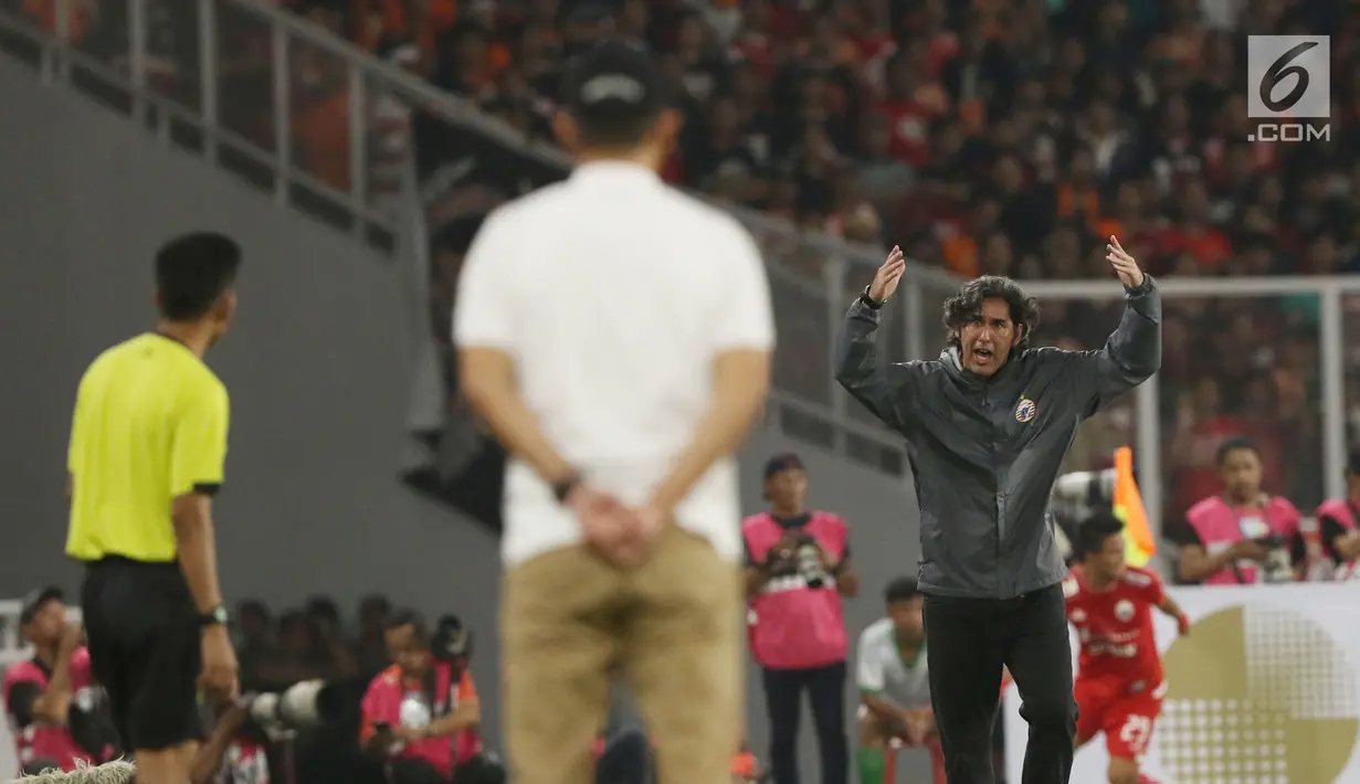 Pelatih Persija, Stefano Cugurra (kanan) melakukan protes saat laga melawan Arema FC pada lanjutan Go-Jek Liga 1 Indonesia 2018 bersama Bukalapak di Stadion GBK Jakarta, Sabtu (31/3). Persija unggul 3-1. (Liputan6.com/Helmi Fithriansyah)