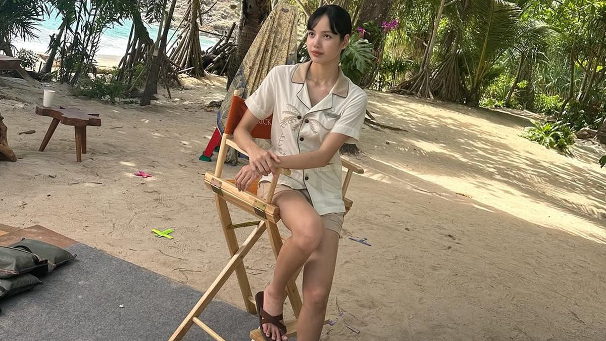 Potret Lisa BLACKPINK di Balik Layar The White Lotus, Belajar Naik Motor Matic