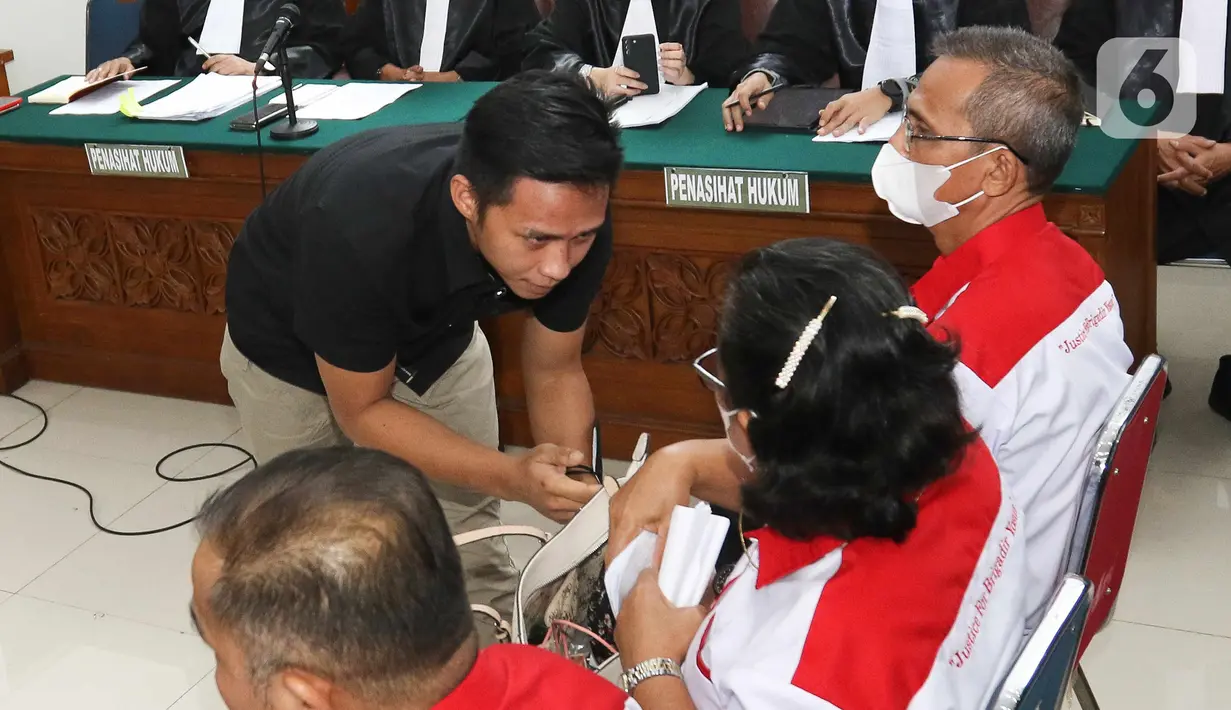 Terdakwa kasus pembunuhan Brigadir Yoshua, Richard Eliezer Pudihang Lumiu meminta maaf kepada orang tua korban Samuel Hutabarat (kanan) dan Rosti Simanjuntak (kedua kanan) sebelum mengikuti sidang lanjutan di PN Jakarta Selatan, Jakarta, Selasa (25/10/2022). Sidang itu beragenda mendengarkan keterangan saksi diantaranya saksi pelapor Kamaruddin Simanjuntak, kedua orang tua korban Samuel Hutabarat dan Rosti Simanjuntak serta pacar korban Vera Simanjuntak. (Liputan6.com/Faizal Fanani)