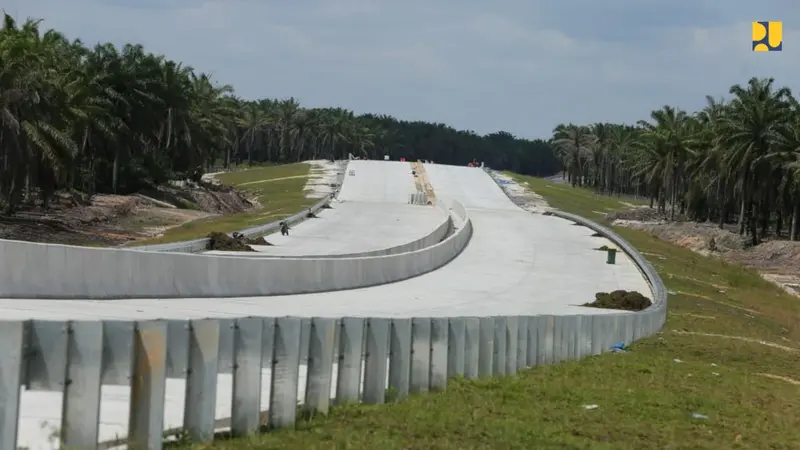 Presiden Joko Widodo (Jokowi) melakukan peninjauan proyek Tol Pekanbaru-Bangkinang