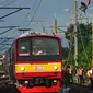 Perbaikan jaringan listrik aliran atas yang putus akibat ditabrak KRL Commuter Line di Kebon Pedes, Kota Bogor. (Liputan6.com/Achmad Sudarno)