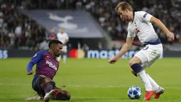 Bek Barcelona, Nelson Semedo, menghadang striker Tottenham Hotspur, Harry Kane, pada laga Liga Champions di Stadion Wembley, Rabu (3/10/2018).  Barcelona menang 4-2 atas Tottenham Hotspur. (AP/Frank Augstein)