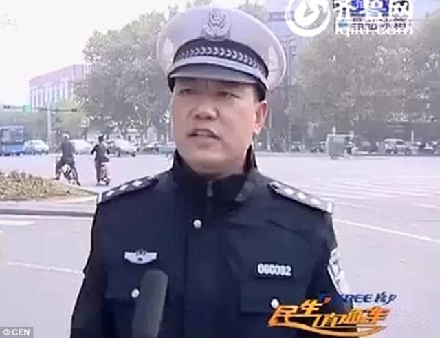 Polisi Zhong Shifeng | Photo: Copyright dailymail.co.uk 