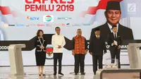 Capres nomor urut 01 Joko Widodo (dua kiri) beserta capres nomor urut 02 Prabowo Subianto (dua kanan) didamping Ketua KPU Arief Budiman dan moderator Retno Pinasti serta Zulfikar Naghi saat mengikuti debat keempat Pilpres 2019 di Hotel Shangri-La, Jakarta, Sabtu (30/3). (Liputan6.com/JohanTallo)