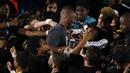 Kobe Bryant menyapa fans cilik saat naik diatas panggung pada penghargaan Kids Choice Sport 2016 di Los Angeles, California, (14/7/2016). (REUTERS/Mario Anzuoni)