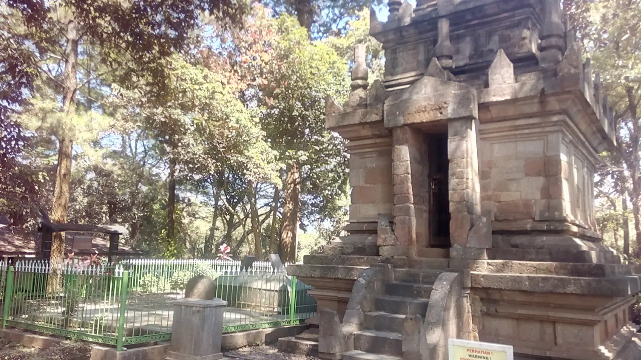Pelajaran Toleransi Muslim dan Hindu di Candi Cangkuang