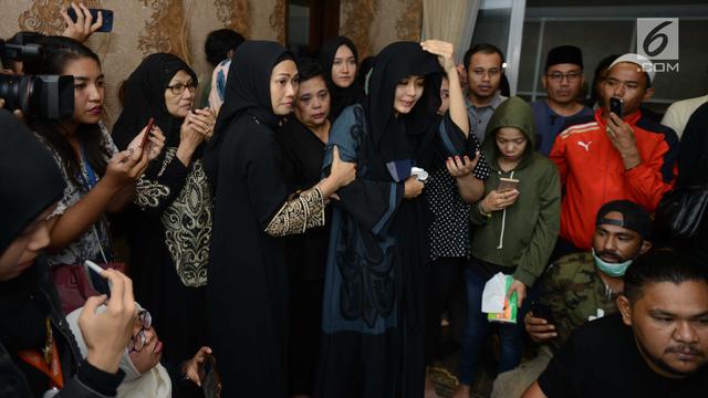 Tangis Istri Sambut Jenazah Herman Seventeen