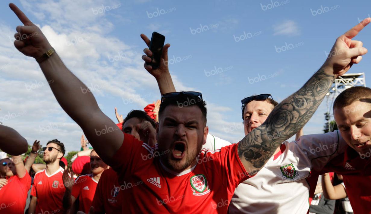Pesta suporter Wales membuat suasana Fan Zone Kota Paris menjadi gempar dengan kemeriahan yel-yel serta teriakan para fans. (Bola.com/Vitalis Yogi Trisna)