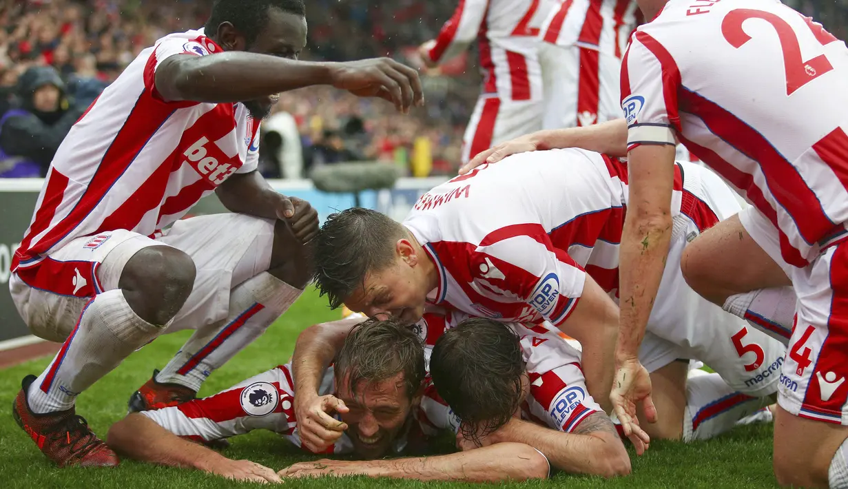 Striker Stoke City, Peter Crouch, melakukan selebrasi usai mencetak gol ke gawang Southampton pada laga Premier League di Stadion  bet365, Sabtu (30/9/2017). Stoke City menang 2-1 atas  Southampton. (AP/Dave Thompson)