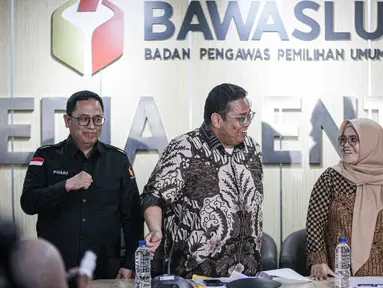 Ketua Badan Pengawas Pemilu (Bawaslu) Rahmat Bagja (kedua kiri) bersama Anggota Bawaslu Puadi (kiri), Anggota Bawaslu Lolly Suhenty (kedua kanan), Anggota Bawaslu Totok Hariyono (kanan) seusai memberikan keterangan pers di Media Center Bawaslu RI, Jakarta, Selasa (19/12/2023). (Liputan6.com/Faizal Fanani)
