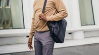 Ilustrasi pria menggunakan tas kerja. (Cr: Ono Kosuki/Pexels
