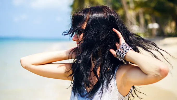 Ilustrasi perempuan sedang beraktivitas di pantai/freepik.com/haritanita