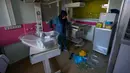 Seorang pekerja mengeluarkan pecahan kaca dari ruang perawatan di Rumah Sakit Jabal Amel yang rusak, setelah serangan udara Israel pada Senin (1/6) yang menghantam gedung di dekatnya, di kota pelabuhan selatan Tyre, Lebanon, Selasa 2 Juni 2026. (AP Photo/Mohammed Zaatari)