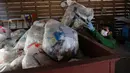 Pekerja mengumpulkan sampah yang telah dipisahkan di pusat limbah di Kamikatsu, Prefektur Tokushima, 14 Maret 2019. Kota di barat daya Jepang ini mengumumkan pada tahun 2003 bahwa pada tahun 2020 akan berhenti menghasilkan limbah sama sekali sebagai tujuan zero waste-nya. (Kazuhiro NOGI/AFP)