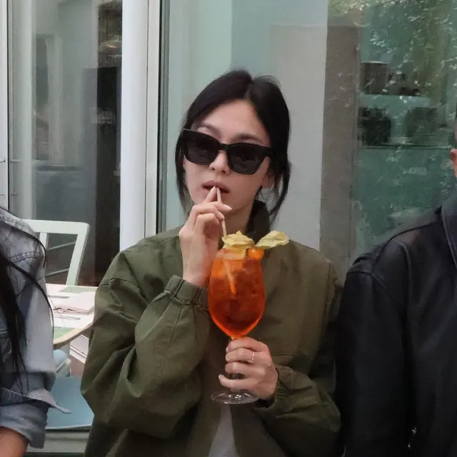 Gaya Slengekan Song Hye Kyo Sebelum Tampil Bak Wanita Karier di Milan Fashion Week, Tenteng Tas Rp43juta Sambil Jongkok di Toko